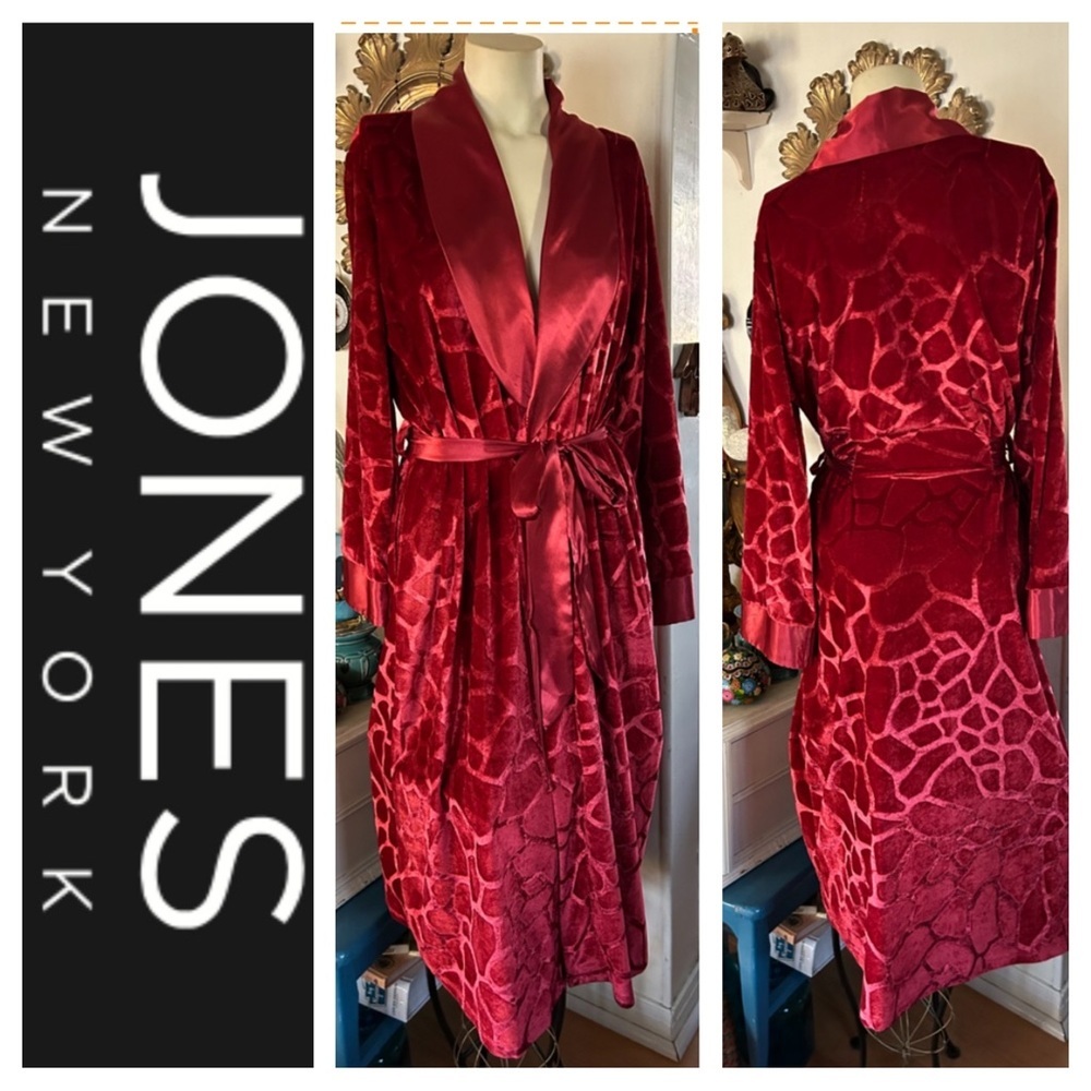 Red Satiny Robe - Picture 2 of 16